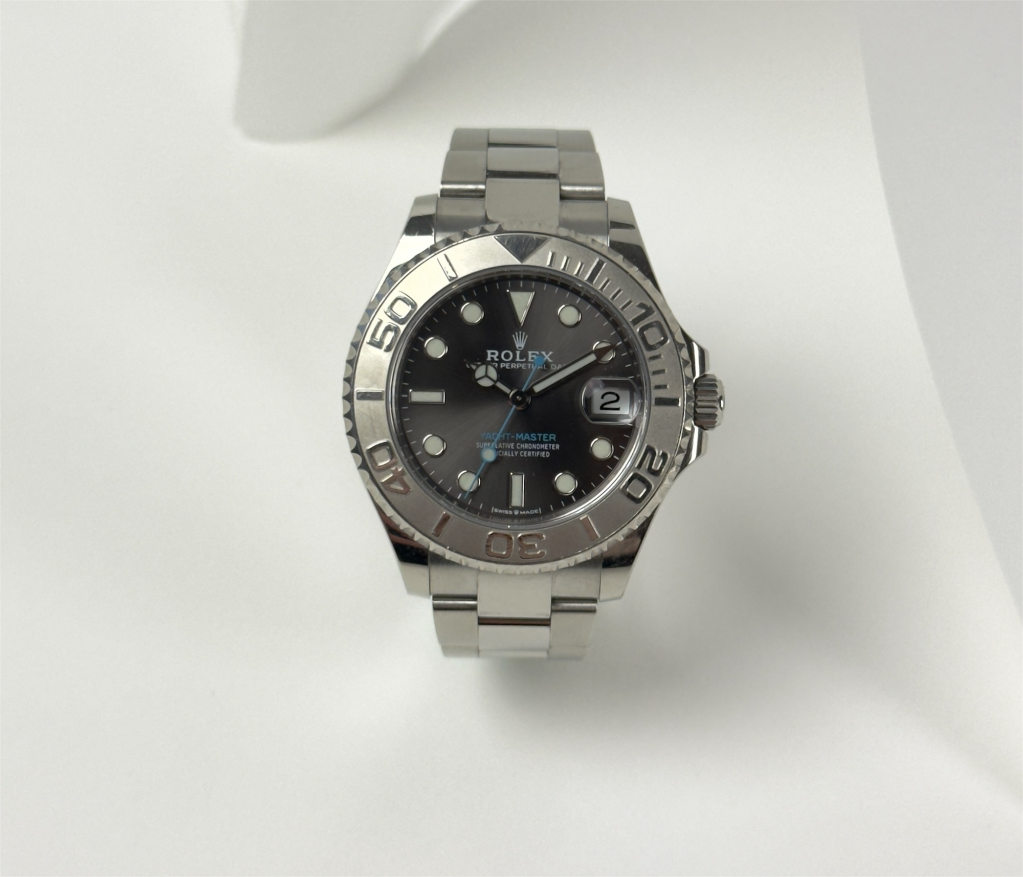 Rolex Yacht-Master 268622 (2022) i stål og platin. Uret måler 37 millimeter. Fremstår i alm. stand med brugsspor. Kommer som fuldt sæt: Bokse, omslag, certifikat, manualer og hangtag. Uret er omfattet af Rolex World Wide Garanti til 2027.