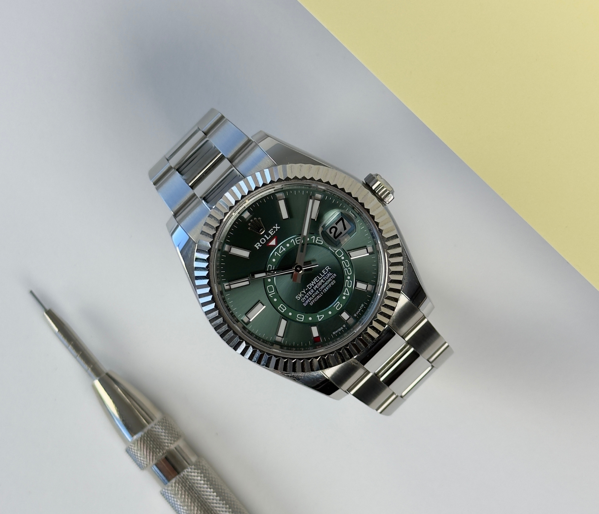 Rolex Sky-Dweller 336934 (2023) på Oysterlænke med riftet hvidguldskrans og Mint Green skive. Uret fremstår i god stand med mindre brugsspor, 8.5/10. Kommer som fuldt sæt: bokse, certifikat, manualer og hangtag. Uret er omfattet af Rolex World Wide Garanti til 2028.
