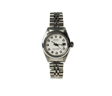 Rolex Datejust 6917 (1978) i stål med diamantindeks. Uret er nyserviceret og fremstår i god alm. stand. Kommer med boks, yderboks, manualer, kortholder og hangtag.
Serienummer: 56*****
