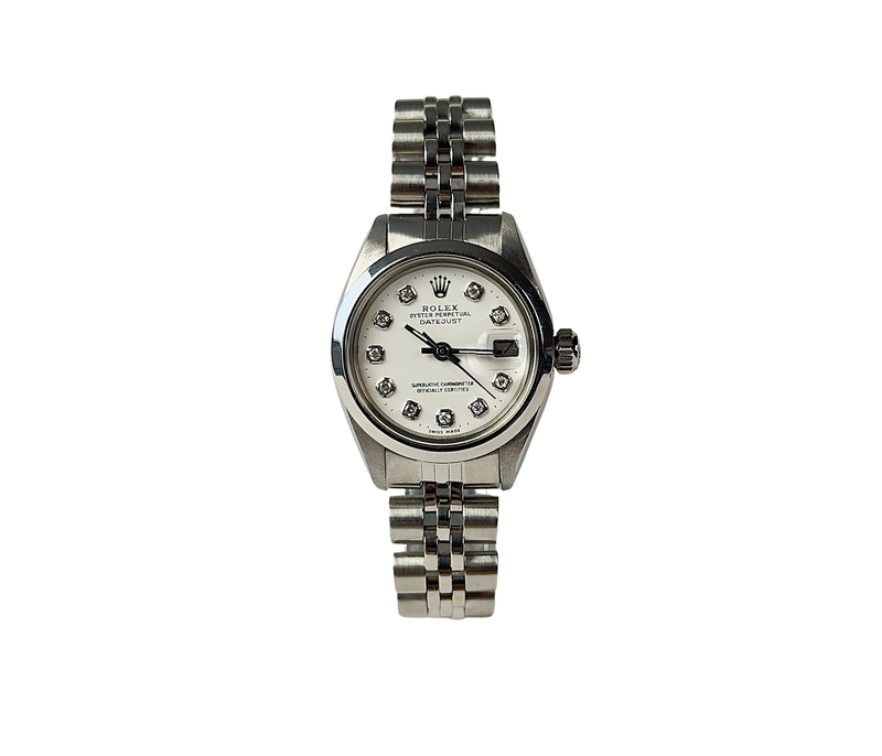 Rolex Datejust 6917 (1978) i stål med diamantindeks. Uret er nyserviceret og fremstår i god alm. stand. Kommer med boks, yderboks, manualer, kortholder og hangtag.
Serienummer: 56*****
