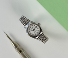 Rolex Datejust 6917 (1978) i stål med diamantindeks. Uret er nyserviceret og fremstår i god alm. stand. Kommer med boks, yderboks, manualer, kortholder og hangtag.
Serienummer: 56*****
