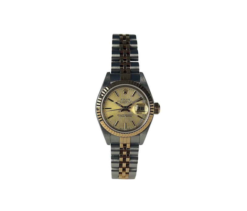 Rolex Datejust 79173 (2002) i guld og stål. Dette klassiske dame Datejust i 26 mm har en champagne Tapestry skive, jubileelænke og safirglas. Lænke uden stræk. Uret fremstår i rigtig flot stand, 9/10. Et utrolig flot og feminint ur, der er den perfekte kombination af ur og smykke. 