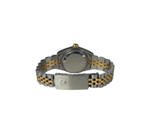 Rolex Datejust 79173 (2002) i guld og stål. Dette klassiske dame Datejust i 26 mm har en champagne Tapestry skive, jubileelænke og safirglas. Lænke uden stræk. Uret fremstår i rigtig flot stand, 9/10. Et utrolig flot og feminint ur, der er den perfekte kombination af ur og smykke. 