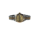 Rolex Datejust 79173 (2002) i guld og stål. Dette klassiske dame Datejust i 26 mm har en champagne Tapestry skive, jubileelænke og safirglas. Lænke uden stræk. Uret fremstår i rigtig flot stand, 9/10. Et utrolig flot og feminint ur, der er den perfekte kombination af ur og smykke. 