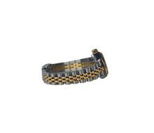 Rolex Datejust 79173 (2002) i guld og stål. Dette klassiske dame Datejust i 26 mm har en champagne Tapestry skive, jubileelænke og safirglas. Lænke uden stræk. Uret fremstår i rigtig flot stand, 9/10. Et utrolig flot og feminint ur, der er den perfekte kombination af ur og smykke. 