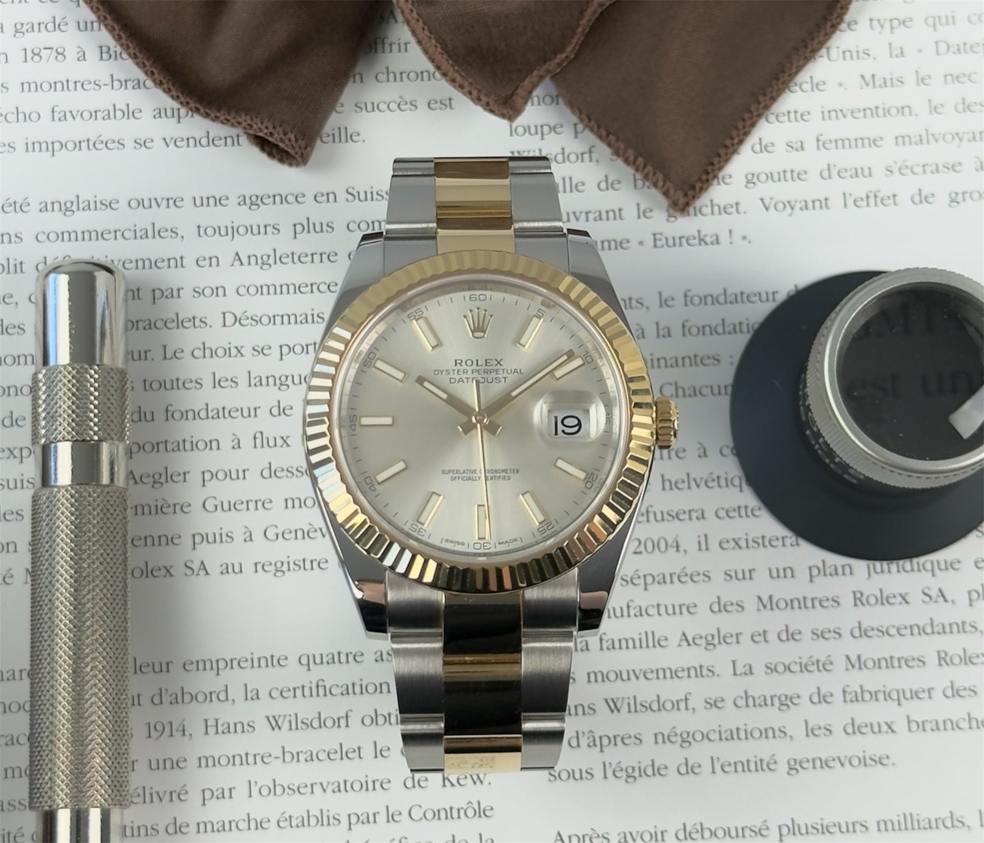 Rolex Datejust 126333 i guld og stål med sølvskive. I super god stand, komplet sæt.