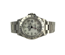 Rolex Explorer II 16570 (1999) med hvid Swiss Only Polar-skive. Uret fremstår i flot stand med nyligt service. Kommer med bokse, certifikat, manualer, servicekort og hangtag.