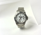 Rolex Explorer II 16570 (1999) med hvid Swiss Only Polar-skive. Uret fremstår i flot stand med nyligt service. Kommer med bokse, certifikat, manualer, servicekort og hangtag.