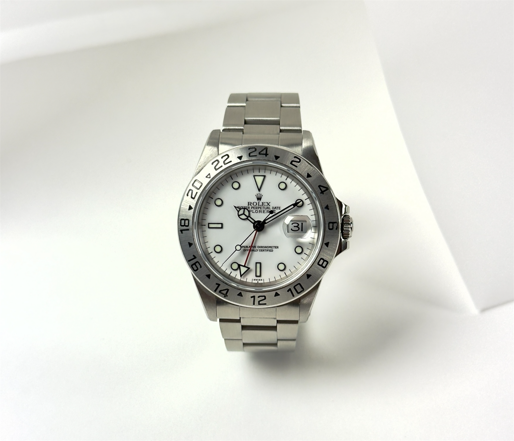 Rolex Explorer II 16570 (1999) med hvid Swiss Only Polar-skive. Uret fremstår i flot stand med nyligt service. Kommer med bokse, certifikat, manualer, servicekort og hangtag.