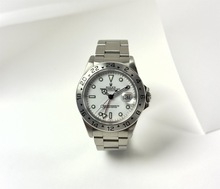 Rolex Explorer II 16570 (1999) med hvid Swiss Only Polar-skive. Uret fremstår i flot stand med nyligt service. Kommer med bokse, certifikat, manualer, servicekort og hangtag.