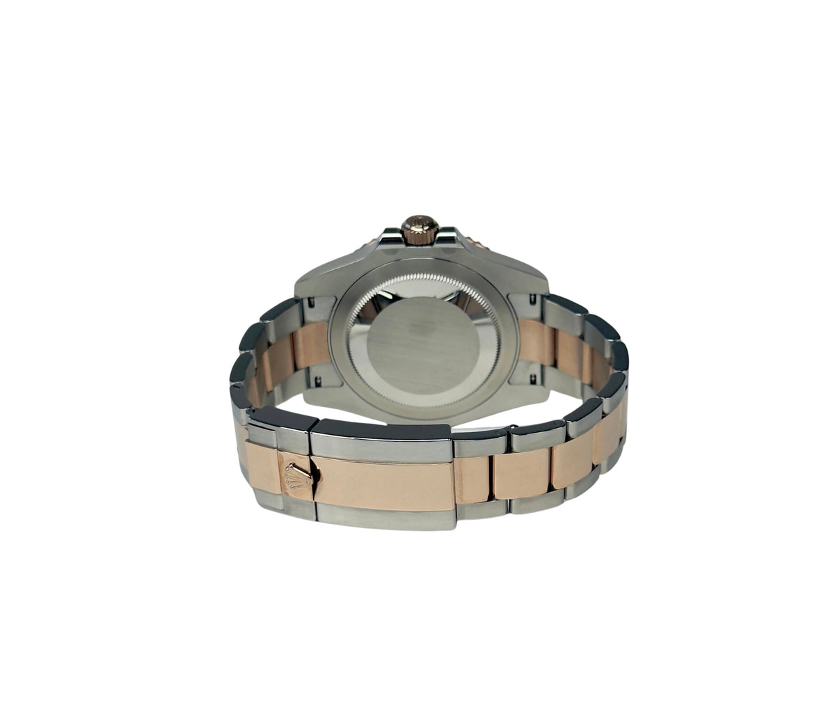 Rolex GMT-Master II 126711CHNR 'Rootbeer' (2023) i rosaguld og stål på Oysterlænke med brun/sort GMT-drejekrans. Uret fremstår i mint stand uden brugsspor, 10/10. Kommer som fuldt sæt: Bokse, certifikat, manualer, hangtag mv. Solgt fra dansk AD i oktober 23.
Uret er omfattet af Rolex World Wide Garanti til 2028.