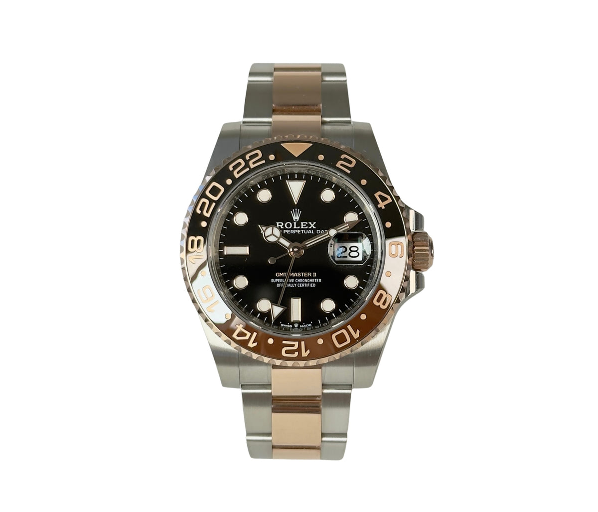 Rolex GMT-Master II 126711CHNR 'Rootbeer' (2023) i rosaguld og stål på Oysterlænke med brun/sort GMT-drejekrans. Uret fremstår i mint stand uden brugsspor, 10/10. Kommer som fuldt sæt: Bokse, certifikat, manualer, hangtag mv. Solgt fra dansk AD i oktober 23.
Uret er omfattet af Rolex World Wide Garanti til 2028.