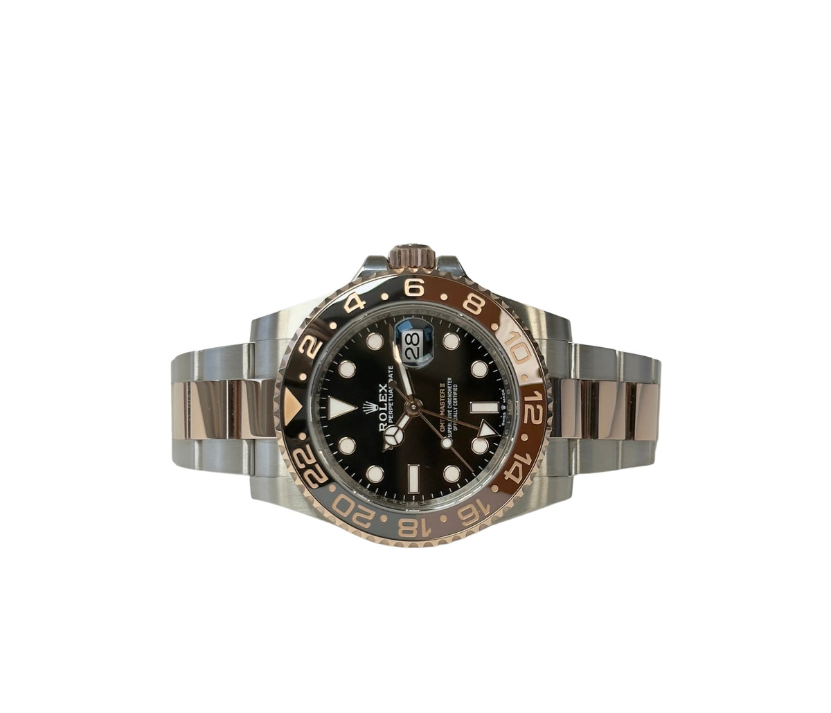 Rolex GMT-Master II 126711CHNR 'Rootbeer' (2023) i rosaguld og stål på Oysterlænke med brun/sort GMT-drejekrans. Uret fremstår i mint stand uden brugsspor, 10/10. Kommer som fuldt sæt: Bokse, certifikat, manualer, hangtag mv. Solgt fra dansk AD i oktober 23.
Uret er omfattet af Rolex World Wide Garanti til 2028.