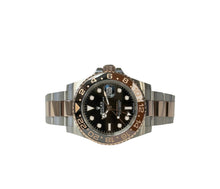 Rolex GMT-Master II 126711CHNR 'Rootbeer' (2023) i rosaguld og stål på Oysterlænke med brun/sort GMT-drejekrans. Uret fremstår i mint stand uden brugsspor, 10/10. Kommer som fuldt sæt: Bokse, certifikat, manualer, hangtag mv. Solgt fra dansk AD i oktober 23.
Uret er omfattet af Rolex World Wide Garanti til 2028.