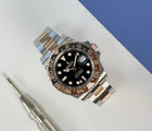 Rolex GMT-Master II 126711CHNR 'Rootbeer' (2023) i rosaguld og stål på Oysterlænke med brun/sort GMT-drejekrans. Uret fremstår i mint stand uden brugsspor, 10/10. Kommer som fuldt sæt: Bokse, certifikat, manualer, hangtag mv. Solgt fra dansk AD i oktober 23.
Uret er omfattet af Rolex World Wide Garanti til 2028.