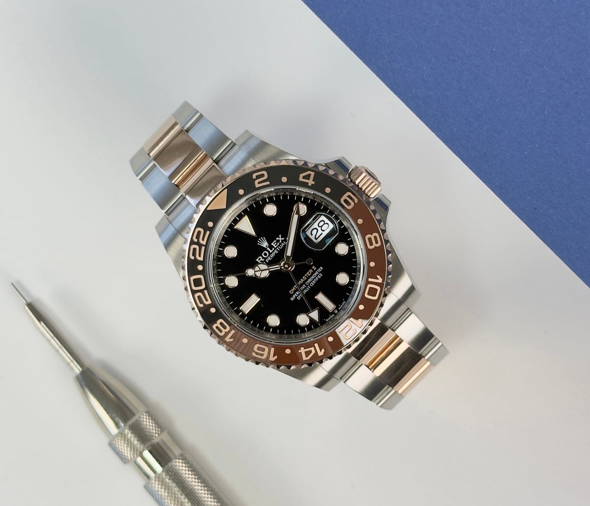Rolex GMT-Master II 126711CHNR 'Rootbeer' (2023) i rosaguld og stål på Oysterlænke med brun/sort GMT-drejekrans. Uret fremstår i mint stand uden brugsspor, 10/10. Kommer som fuldt sæt: Bokse, certifikat, manualer, hangtag mv. Solgt fra dansk AD i oktober 23.
Uret er omfattet af Rolex World Wide Garanti til 2028.
