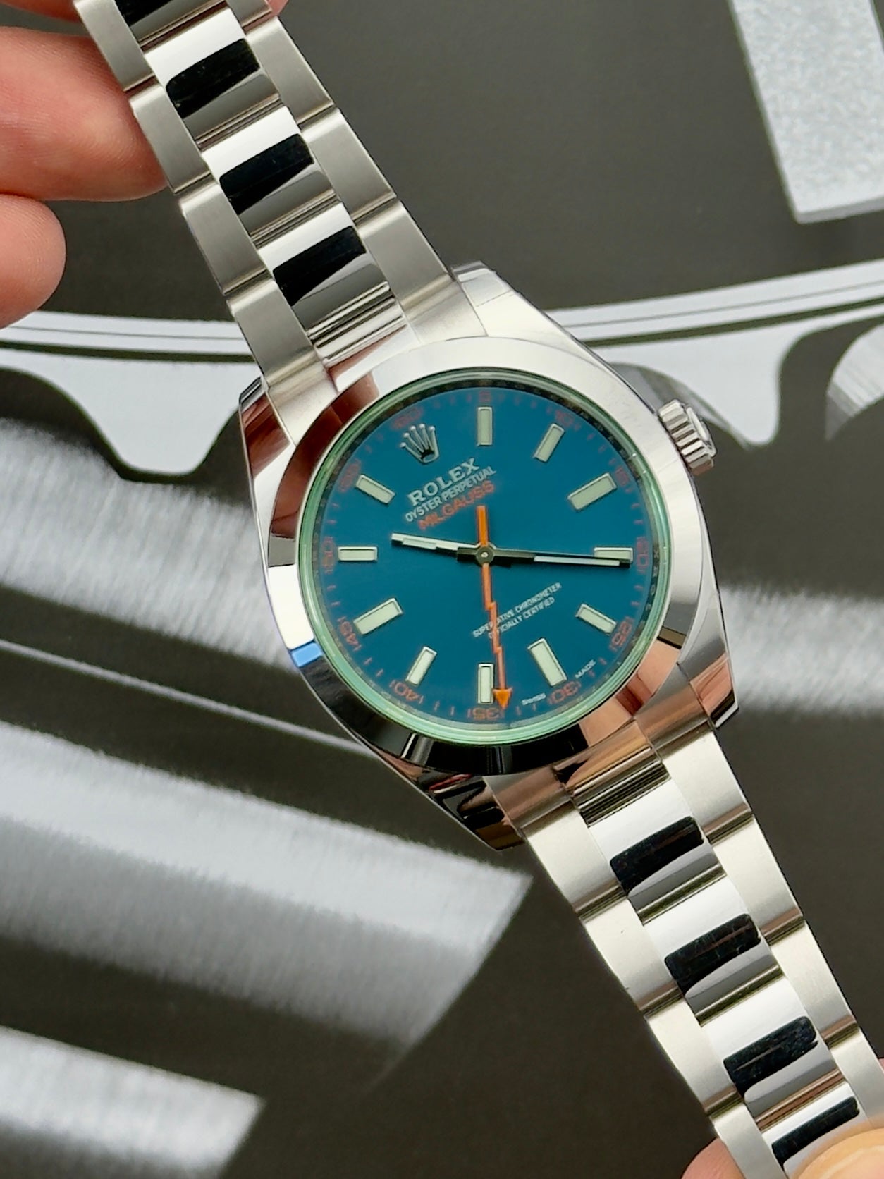 Rolex Milgauss 116400GV stående frontvisning i mint stand med sticker og komplet sæt