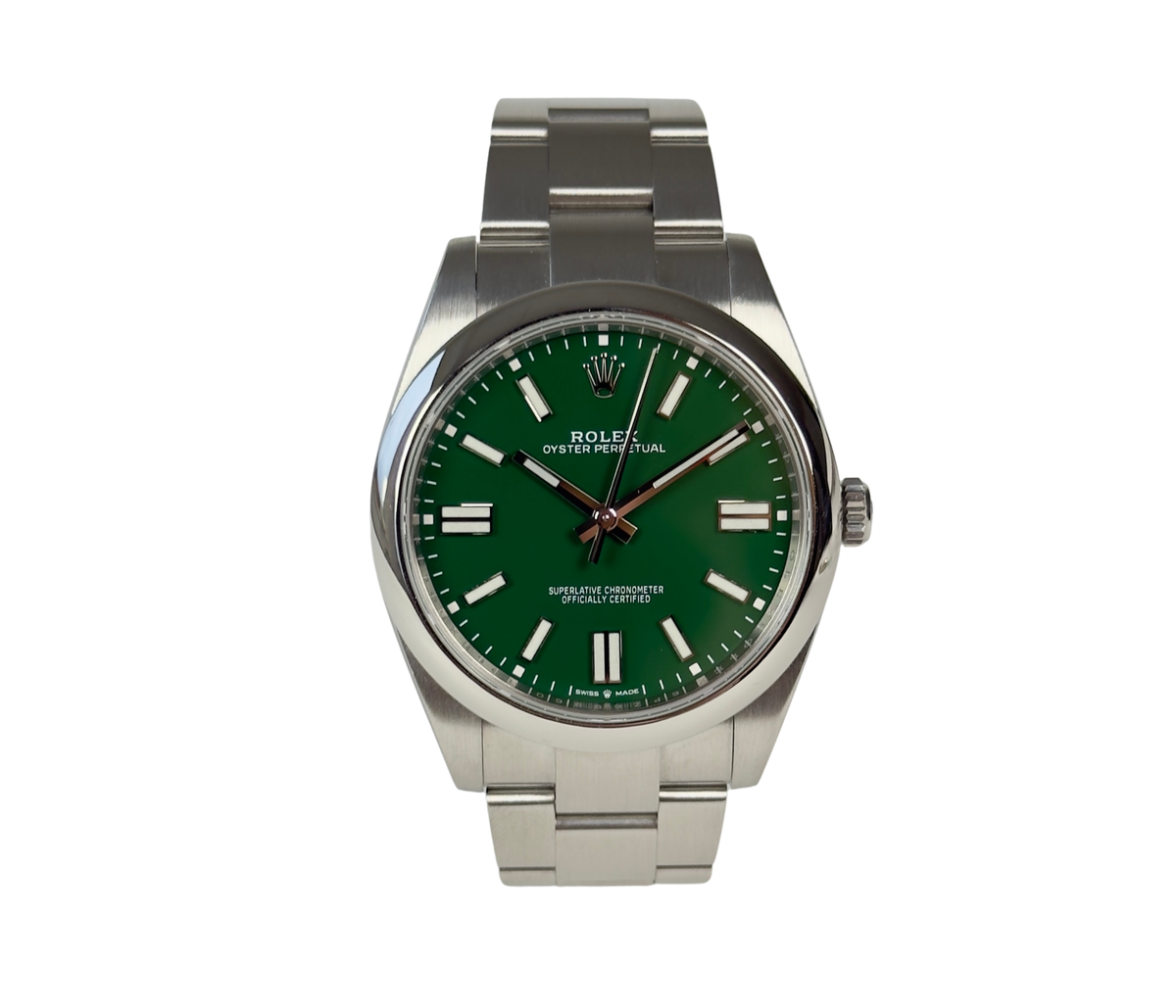 Rolex Oyster Perpetual 124300 (2023) i stål på Oysterlænke med grøn skive. Uret fremstår i rigtig flot stand med mindre bruggspor, 9.5/10. Kommer som fuldt sæt: Bokse, certifikat, manualer, kortholder og hangtag.
Uret er omfattet af Rolex World Wide Garanti til juni 2028.