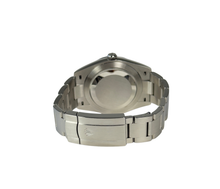 Rolex Oyster Perpetual 124300 (2023) i stål på Oysterlænke med grøn skive. Uret fremstår i rigtig flot stand med mindre bruggspor, 9.5/10. Kommer som fuldt sæt: Bokse, certifikat, manualer, kortholder og hangtag.
Uret er omfattet af Rolex World Wide Garanti til juni 2028.
