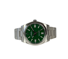 Rolex Oyster Perpetual 124300 (2023) i stål på Oysterlænke med grøn skive. Uret fremstår i rigtig flot stand med mindre bruggspor, 9.5/10. Kommer som fuldt sæt: Bokse, certifikat, manualer, kortholder og hangtag.
Uret er omfattet af Rolex World Wide Garanti til juni 2028.