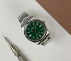 Rolex Oyster Perpetual 124300 (2023) i stål på Oysterlænke med grøn skive. Uret fremstår i rigtig flot stand med mindre bruggspor, 9.5/10. Kommer som fuldt sæt: Bokse, certifikat, manualer, kortholder og hangtag.
Uret er omfattet af Rolex World Wide Garanti til juni 2028.