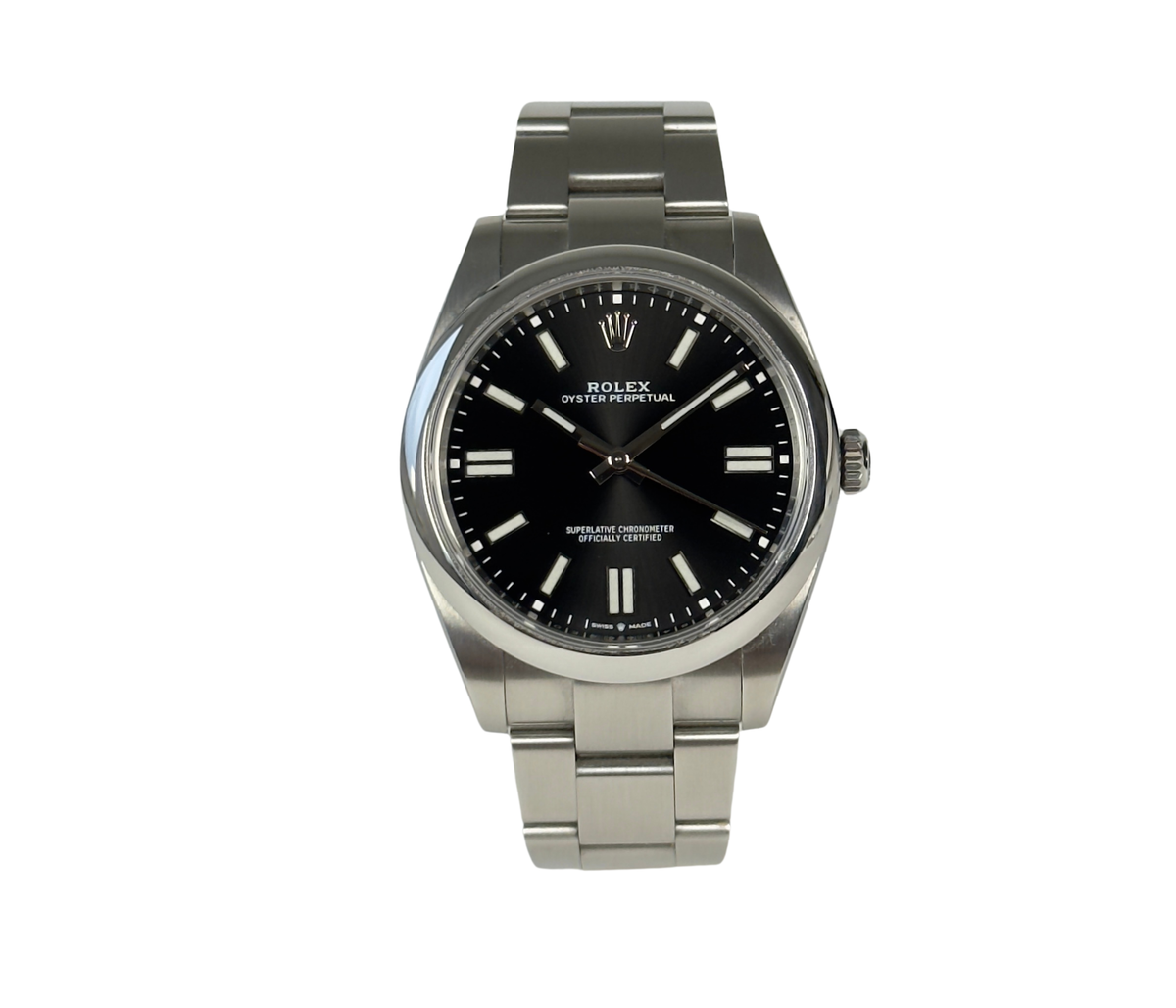 Rolex Oyster Perpetual 124300 41 mm (2023) i stål på Oysterlænke med sort skive. Uret fremstår i god alm. stand med mindre brugsspor, 8.5/10. Kommer som fuldt sæt: Bokse, certifikat, manualer, hangtag, whitetag og købskvittering fra dansk AD.
Uret er omfattet af Rolex World Wide Garanti til juni 2028.