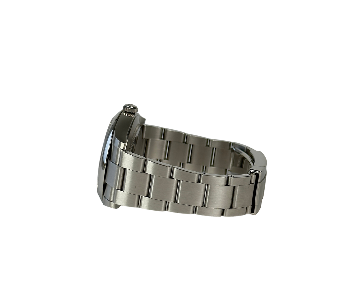 Rolex Oyster Perpetual 124300 41 mm (2023) i stål på Oysterlænke med sort skive. Uret fremstår i god alm. stand med mindre brugsspor, 8.5/10. Kommer som fuldt sæt: Bokse, certifikat, manualer, hangtag, whitetag og købskvittering fra dansk AD.
Uret er omfattet af Rolex World Wide Garanti til juni 2028.