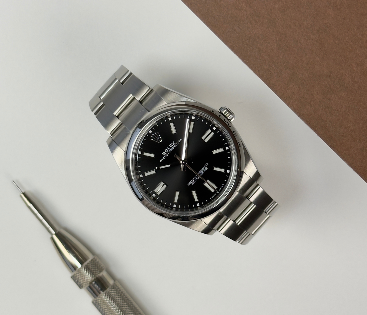Rolex Oyster Perpetual 124300 41 mm (2023) i stål på Oysterlænke med sort skive. Uret fremstår i god alm. stand med mindre brugsspor, 8.5/10. Kommer som fuldt sæt: Bokse, certifikat, manualer, hangtag, whitetag og købskvittering fra dansk AD.
Uret er omfattet af Rolex World Wide Garanti til juni 2028.
