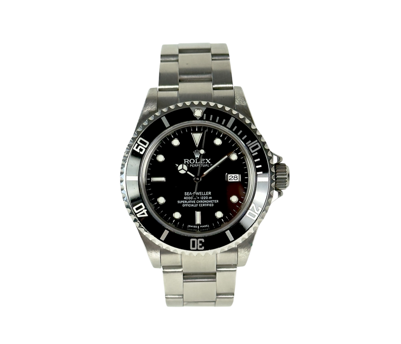 Rolex Sea-Dweller 16600 V-serie (2009) i stål. Uret fremstår i god stand med alm. brugsspor. Kommer som fuldt sæt: Bokse, certifikat, manualer, kortholder, tag og lænkeværktøj.