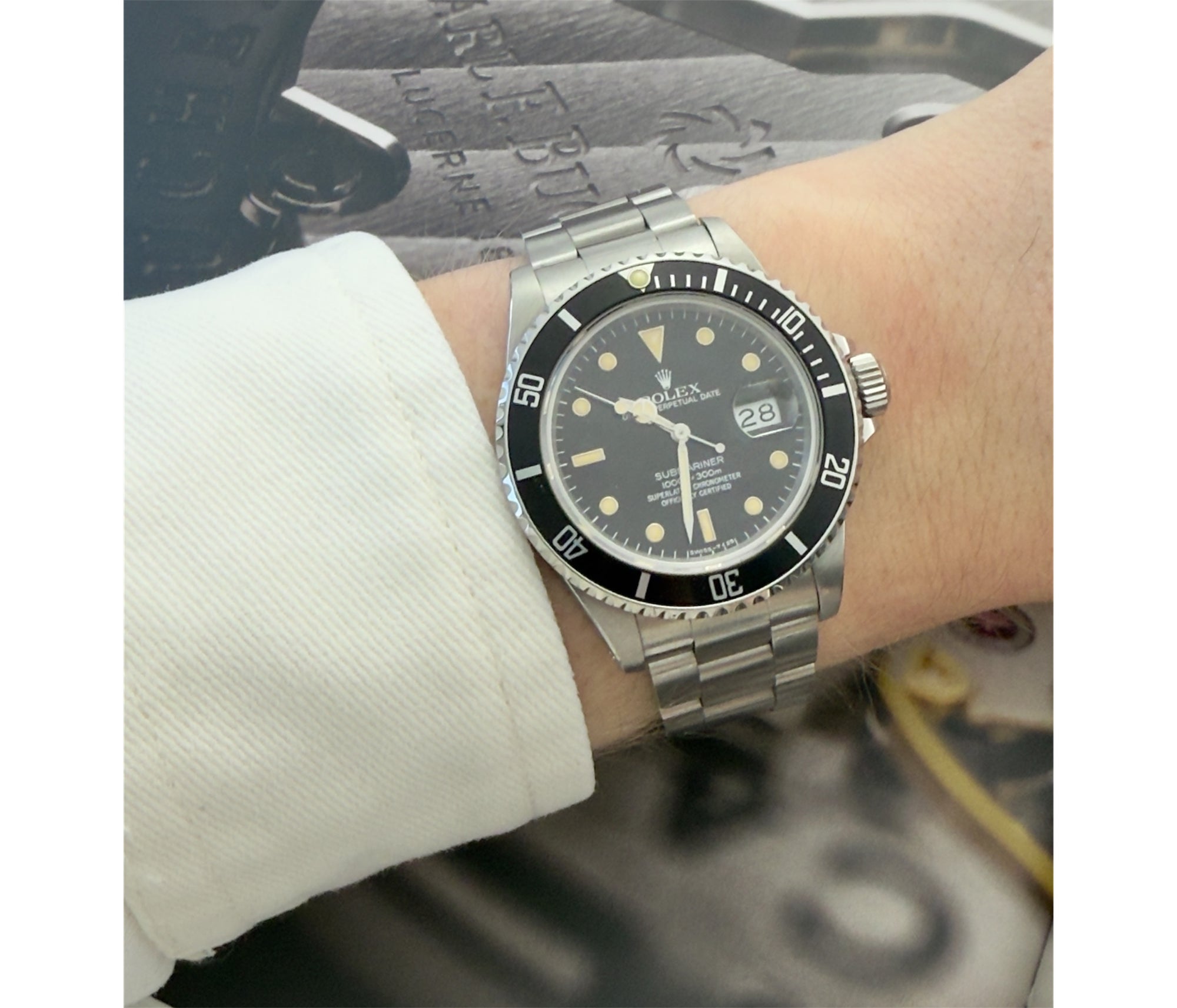 Rolex Submariner 16800 fra 1984 med boks og certifikat i super god stand med flot indeks-patinering