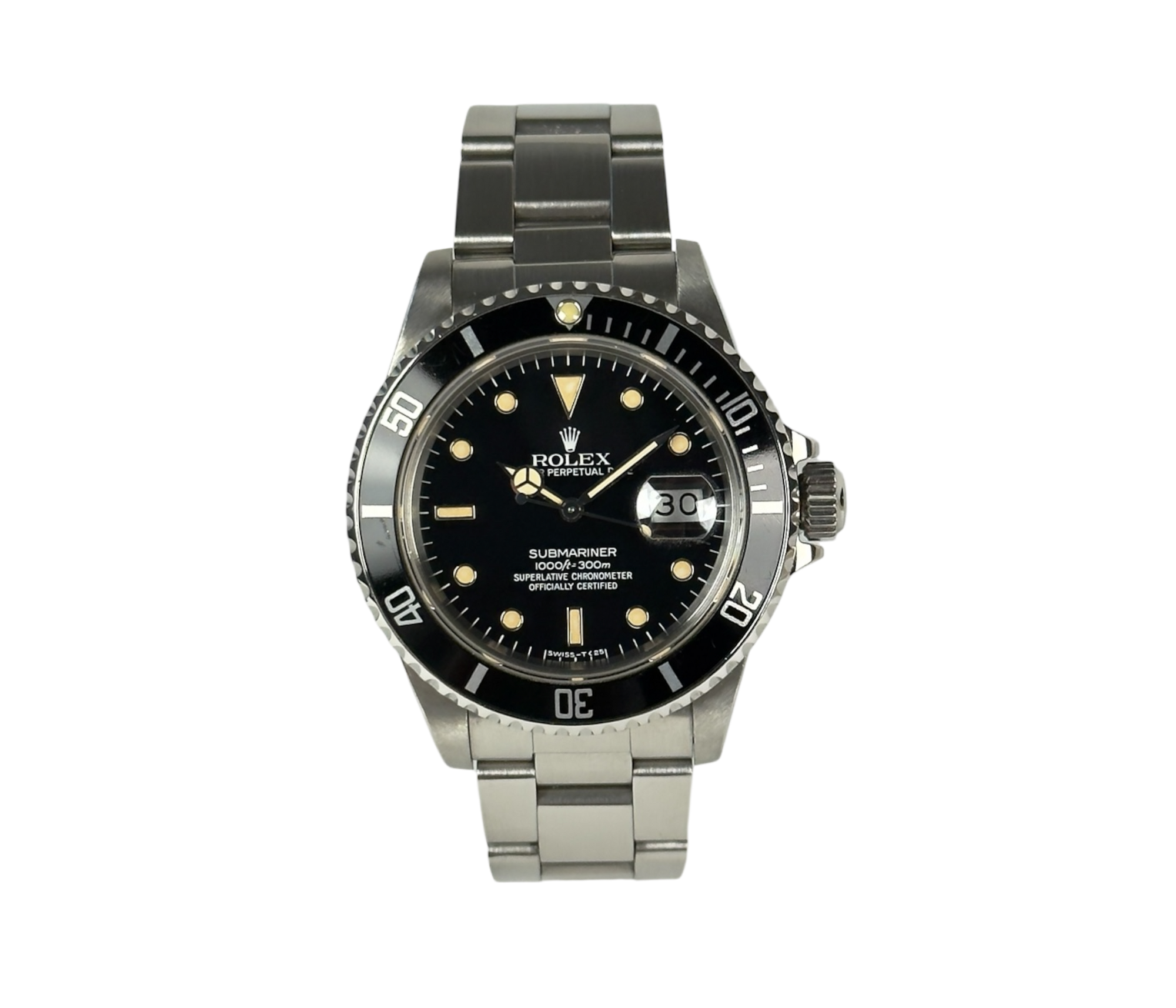 Rolex Submariner 16800 (1984). Flot ensartet cremet patinering af indeks og visere. Fremstår i rigtig god stand. Kommer med boks, yderboks og certifikat.