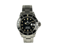 Rolex Submariner 16800 (1984). Flot ensartet cremet patinering af indeks og visere. Fremstår i rigtig god stand. Kommer med boks, yderboks og certifikat.