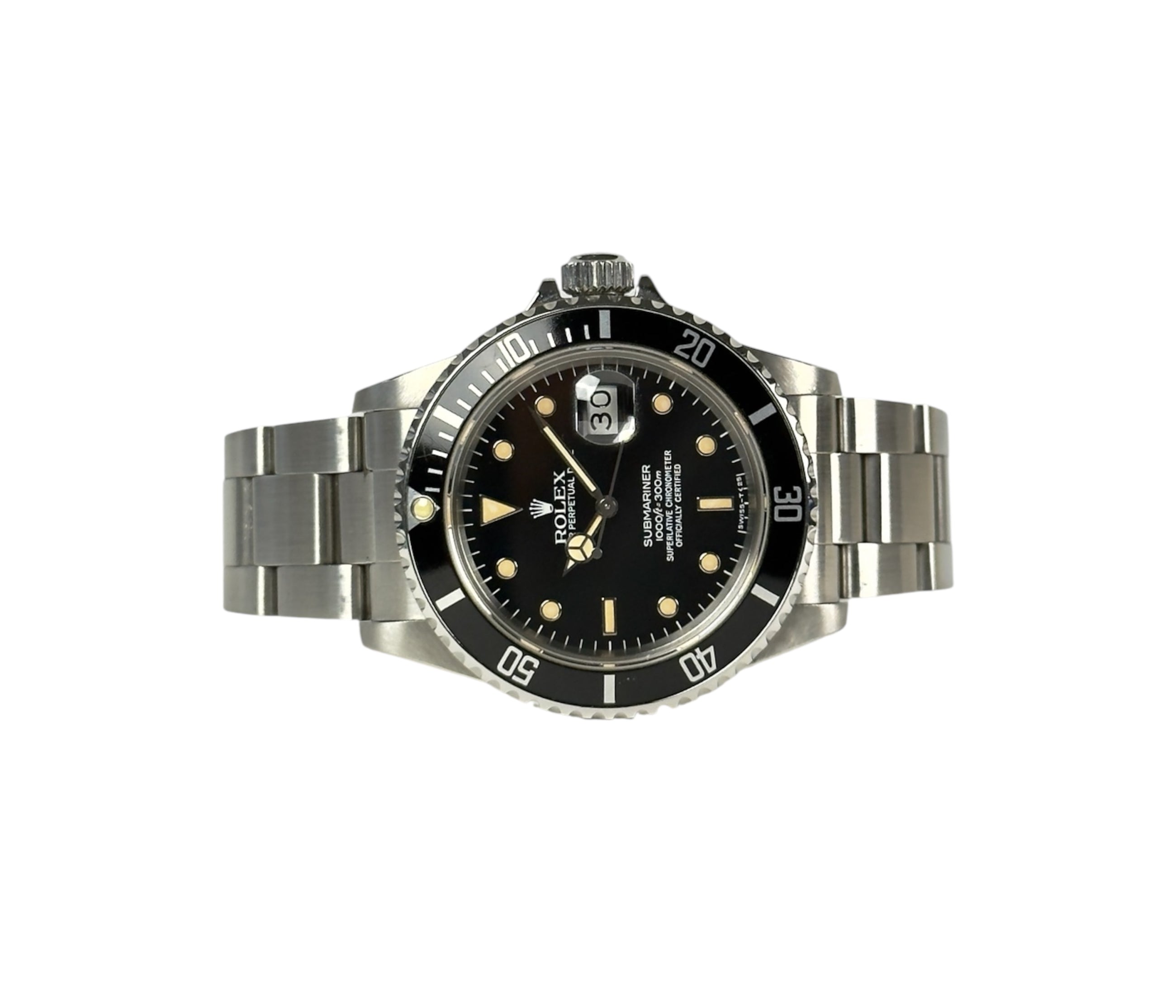 Rolex Submariner 16800 (1984). Flot ensartet cremet patinering af indeks og visere. Fremstår i rigtig god stand. Kommer med boks, yderboks og certifikat.