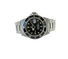 Rolex Submariner 16800 fra 1984 liggende frontvisning med boks og certifikat i super god stand