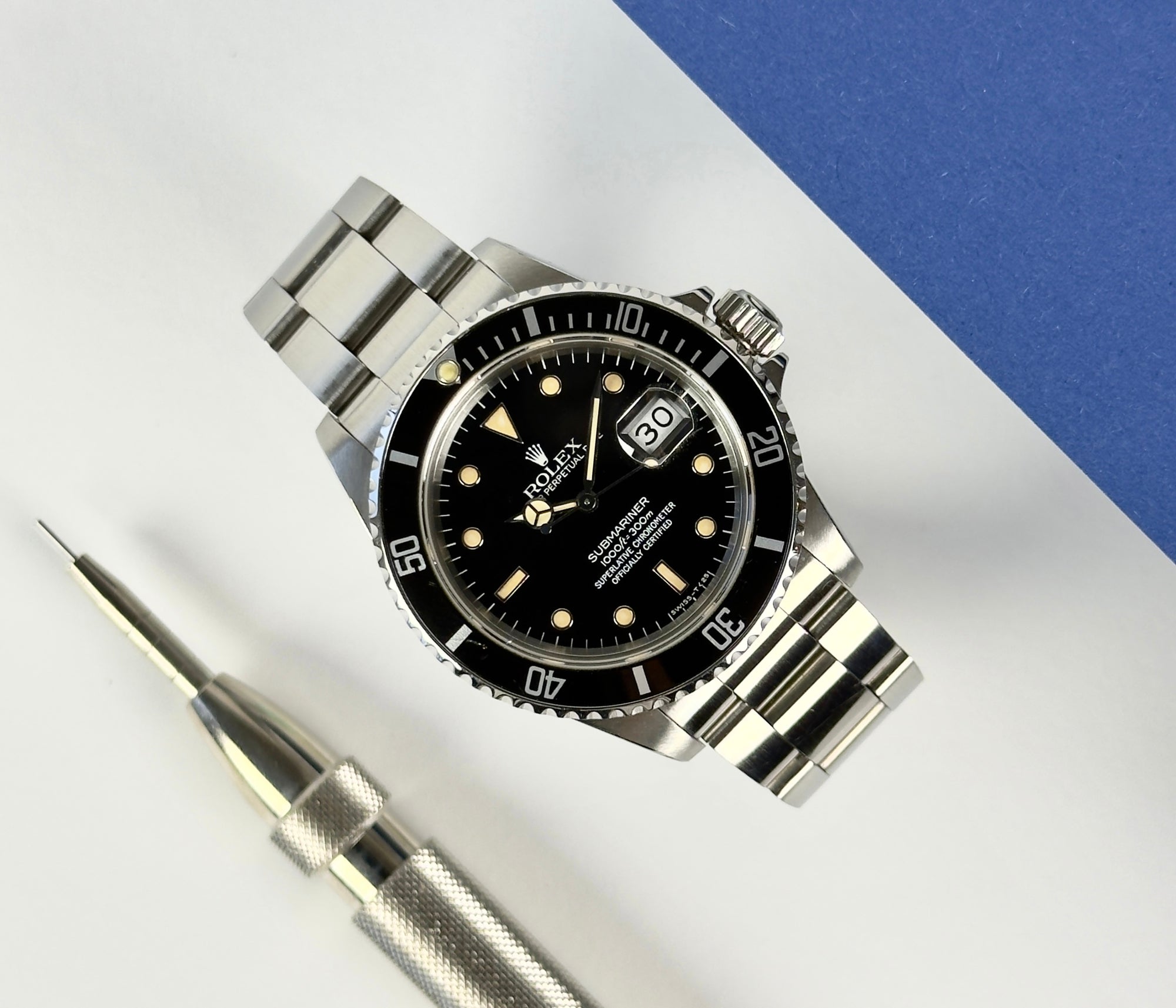 Rolex Submariner 16800 (1984). Flot ensartet cremet patinering af indeks og visere. Fremstår i rigtig god stand. Kommer med boks, yderboks og certifikat.