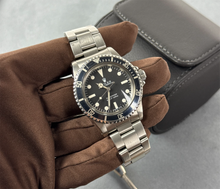 Rolex Submariner 5513 1978 i stål med original mk3 "lollipop"-skive og visere. Uret patina fremstår meget ensartet og subtilt. Kommer med certifikat, original købskvittering, booklet og manualer.