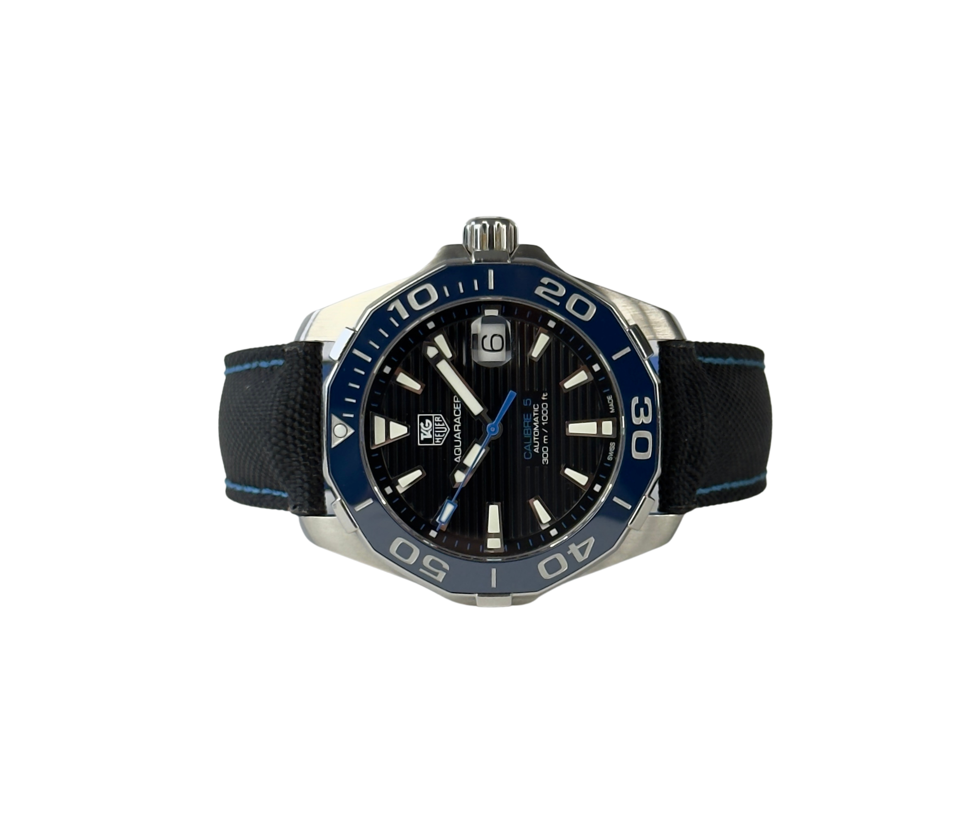 TAG Heuer Aquaracer WAY211B i stål med canvasrem. Uret fremstår i flot stand og er nyserviceret. Kommer med boks og certifikat. Kommer med 2 års garanti.