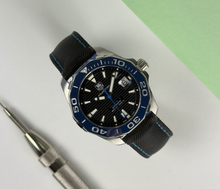 TAG Heuer Aquaracer WAY211B i stål med canvasrem. Uret fremstår i flot stand og er nyserviceret. Kommer med boks og certifikat. Kommer med 2 års garanti.