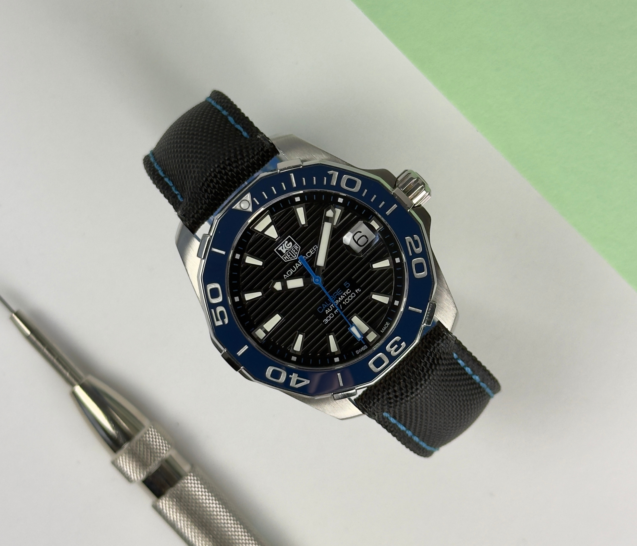TAG Heuer Aquaracer WAY211B i stål med canvasrem. Uret fremstår i flot stand og er nyserviceret. Kommer med boks og certifikat. Kommer med 2 års garanti.