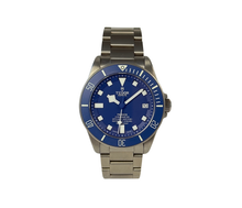 Tudor Pelagos M25600TB-0001 (2022) i fuld titanium med keramisk mat blå skive og krans. Uret fremstår i utrolig god stand, 9/10. Kommer som fuldt sæt: Bokse, certifikat og manualer. Uret er omfattet af Tudor-garanti til dec. 2027.
Kommer med tilhørende blå gummirem. 
Uret er vandtæt til hele 500 meter.