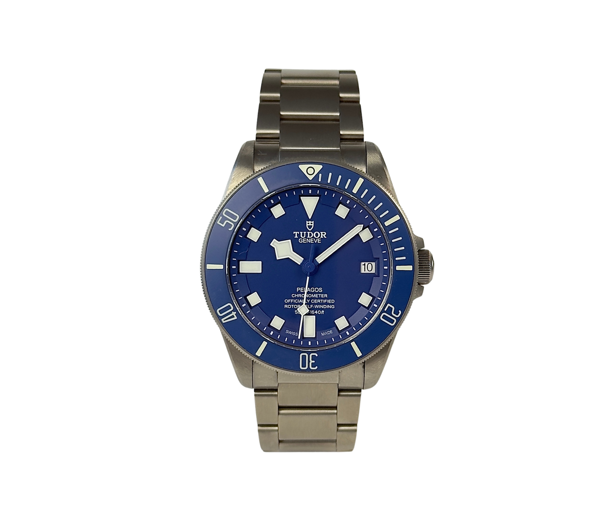 Tudor Pelagos M25600TB-0001 (2022) i fuld titanium med keramisk mat blå skive og krans. Uret fremstår i utrolig god stand, 9/10. Kommer som fuldt sæt: Bokse, certifikat og manualer. Uret er omfattet af Tudor-garanti til dec. 2027.
Kommer med tilhørende blå gummirem. 
Uret er vandtæt til hele 500 meter.