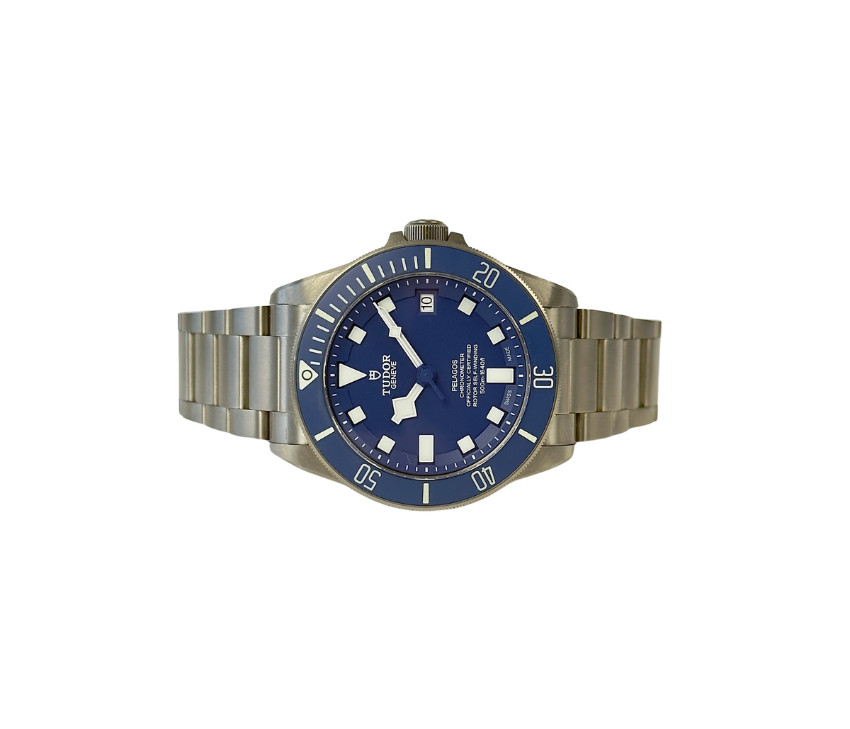 Tudor Pelagos M25600TB-0001 (2022) i fuld titanium med keramisk mat blå skive og krans. Uret fremstår i utrolig god stand, 9/10. Kommer som fuldt sæt: Bokse, certifikat og manualer. Uret er omfattet af Tudor-garanti til dec. 2027.
Kommer med tilhørende blå gummirem. 
Uret er vandtæt til hele 500 meter.
