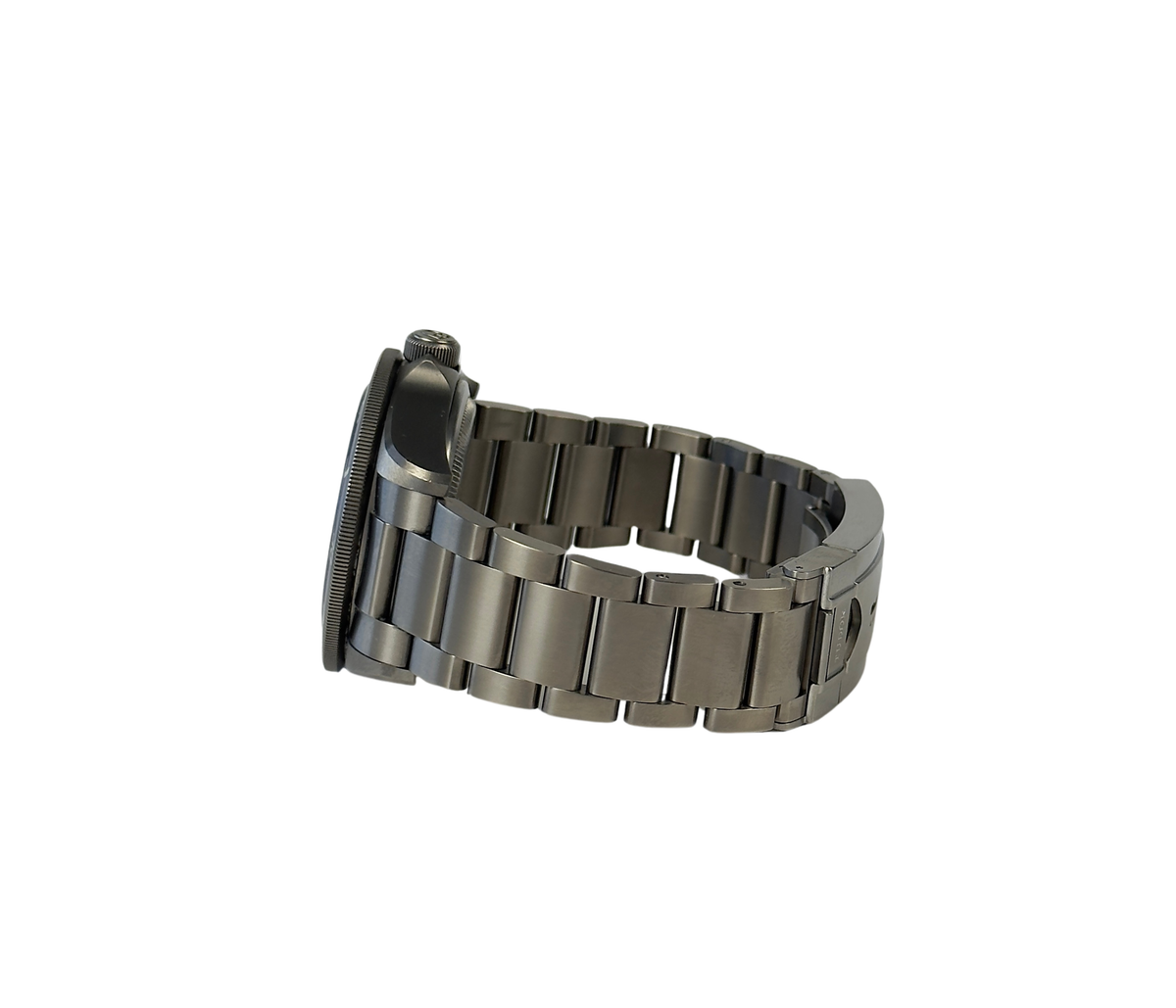 Tudor Pelagos M25600TB-0001 (2022) i fuld titanium med keramisk mat blå skive og krans. Uret fremstår i utrolig god stand, 9/10. Kommer som fuldt sæt: Bokse, certifikat og manualer. Uret er omfattet af Tudor-garanti til dec. 2027.
Kommer med tilhørende blå gummirem. 
Uret er vandtæt til hele 500 meter.