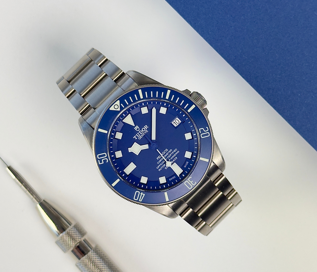 Tudor Pelagos M25600TB-0001 (2022) i fuld titanium med keramisk mat blå skive og krans. Uret fremstår i utrolig god stand, 9/10. Kommer som fuldt sæt: Bokse, certifikat og manualer. Uret er omfattet af Tudor-garanti til dec. 2027.
Kommer med tilhørende blå gummirem. 
Uret er vandtæt til hele 500 meter.