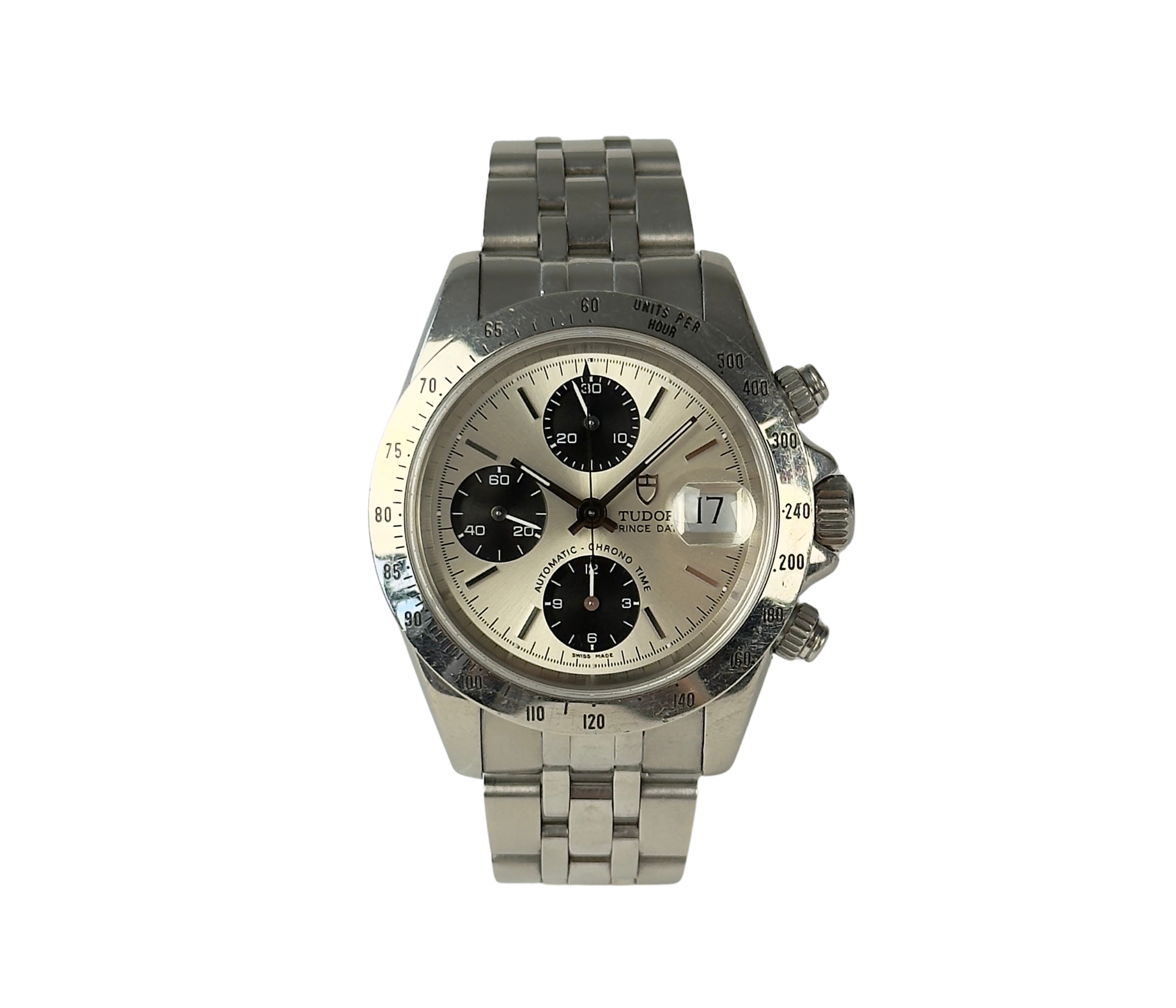 Tudor Oysterdate Chronograph 79180 (2007) i stål på Jubileelænke. Uret fremstår med brugsspor og kan let poleres for nyt udtryk. Det kommer med bokse, certifikat, maunal og holder. 