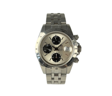 Tudor Oysterdate Chronograph 79180 (2007) i stål på Jubileelænke. Uret fremstår med brugsspor og kan let poleres for nyt udtryk. Det kommer med bokse, certifikat, maunal og holder. 
