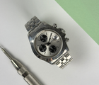 Tudor Oysterdate Chronograph 79180 (2007) i stål på Jubileelænke. Uret fremstår med brugsspor og kan let poleres for nyt udtryk. Det kommer med bokse, certifikat, maunal og holder. 