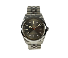 Tudor Black Bay 41 Anthracite diamonds M79680-0004 (2023) i stål med diamantindeks. Uret fremstår i mint stand med minimale håndteringsspor. Kommer som fuldt sæt: Bokse, certifikat, manualer og pouch. Uret er omfattet af Tudor World Wide Garanti til juni 2028.
