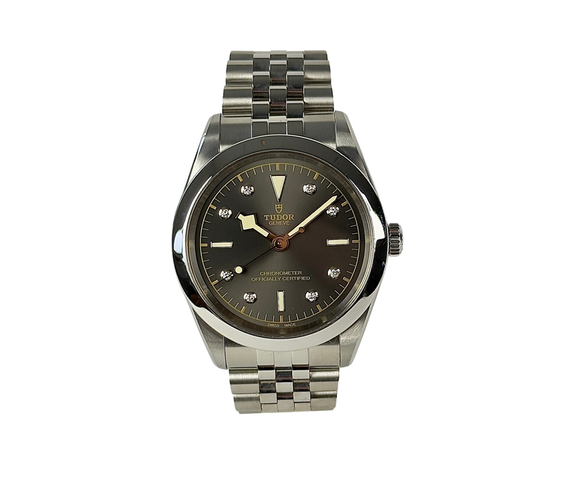 Tudor Black Bay 41 Anthracite diamonds M79680-0004 (2023) i stål med diamantindeks. Uret fremstår i mint stand med minimale håndteringsspor. Kommer som fuldt sæt: Bokse, certifikat, manualer og pouch. Uret er omfattet af Tudor World Wide Garanti til juni 2028.