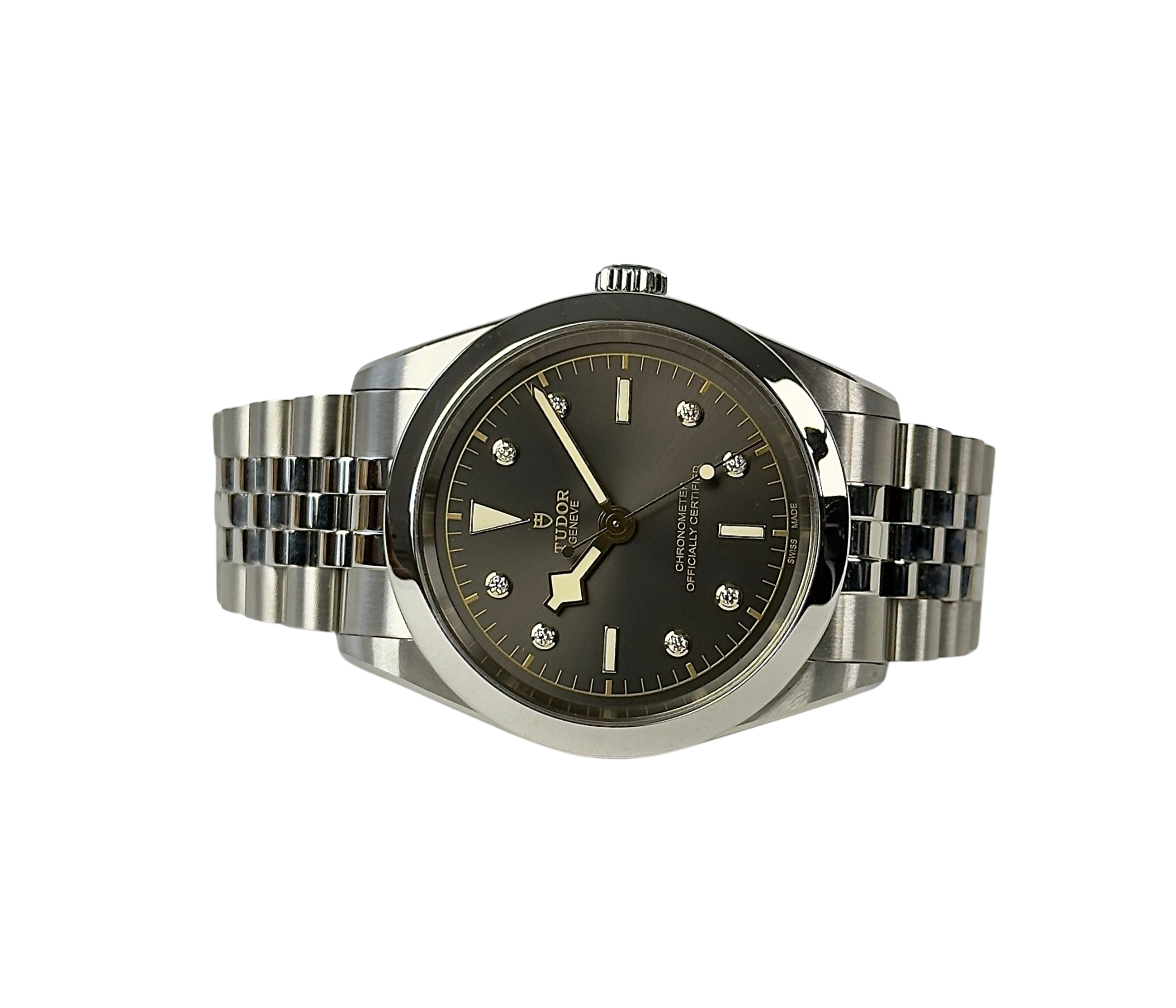 Tudor Black Bay 41 Anthracite diamonds M79680-0004 (2023) i stål med diamantindeks. Uret fremstår i mint stand med minimale håndteringsspor. Kommer som fuldt sæt: Bokse, certifikat, manualer og pouch. Uret er omfattet af Tudor World Wide Garanti til juni 2028.
